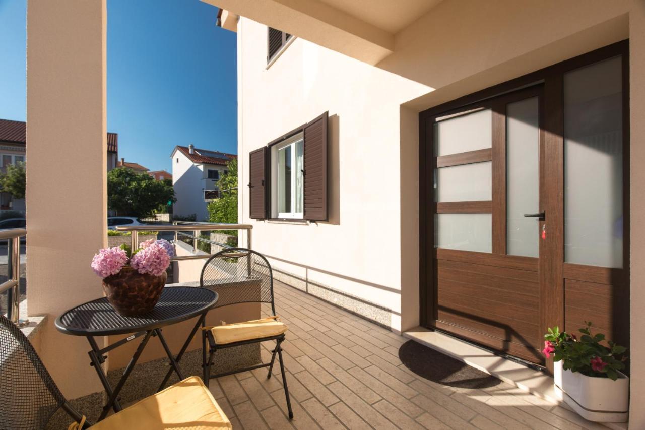 Apartmani Paradiso คิร์ก ภายนอก รูปภาพ