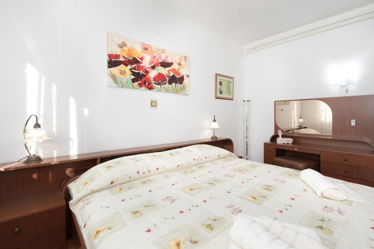 Apartmani Paradiso คิร์ก ภายนอก รูปภาพ